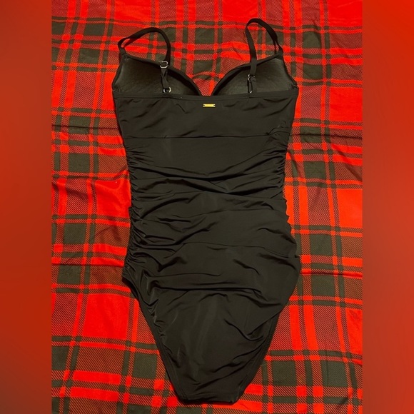 Victoria’s Secret bombshell swimsuit - Picture 3 of 9